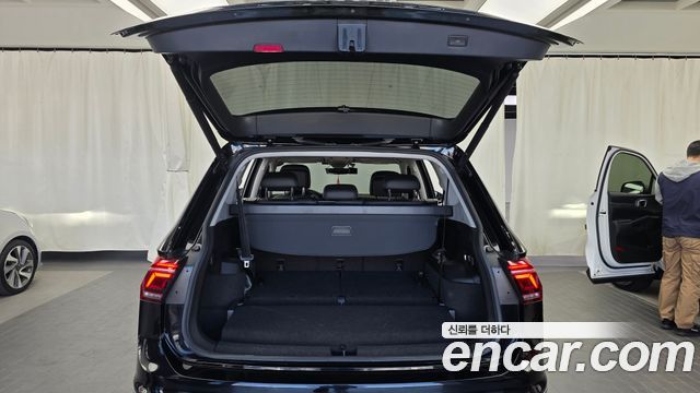Volkswagen Tiguan Allspace 2.0 TSI Prestige 2023 — фото 24