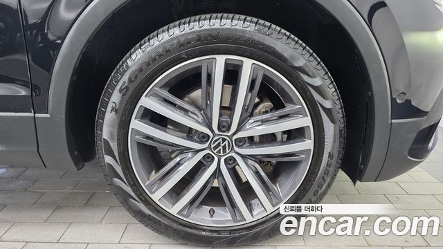 Volkswagen Tiguan Allspace 2.0 TSI Prestige 2023 — фото 27