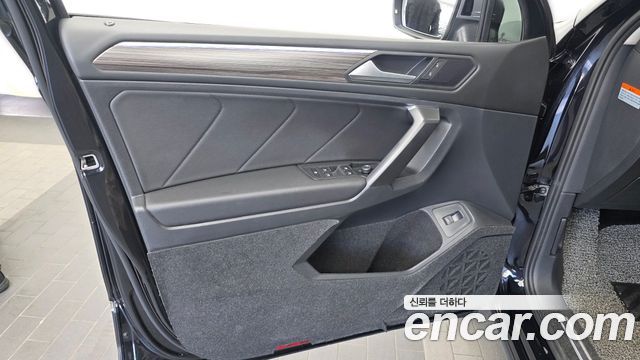 Volkswagen Tiguan Allspace 2.0 TSI Prestige 2023 — фото 30