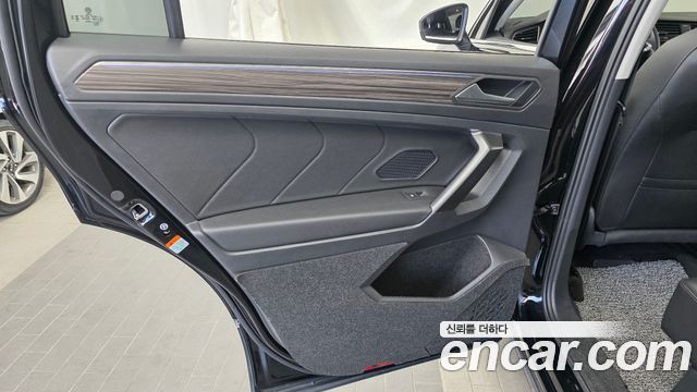 Volkswagen Tiguan Allspace 2.0 TSI Prestige 2023 — фото 31