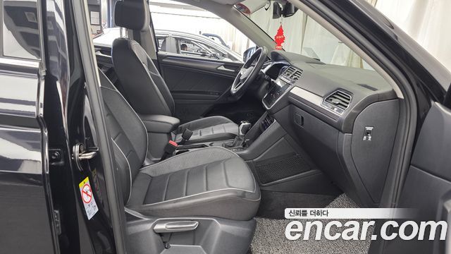 Volkswagen Tiguan Allspace 2.0 TSI Prestige 2023 — фото 32