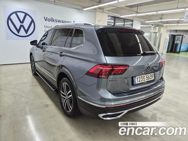 Volkswagen Tiguan Allspace 2.0 TSI Prestige 2023 — фото 22