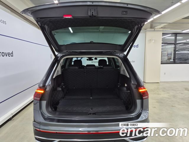 Volkswagen Tiguan Allspace 2.0 TSI Prestige 2023 — фото 23