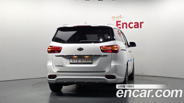 Kia Carnival 9-Seater Luxury 2019 — фото 4