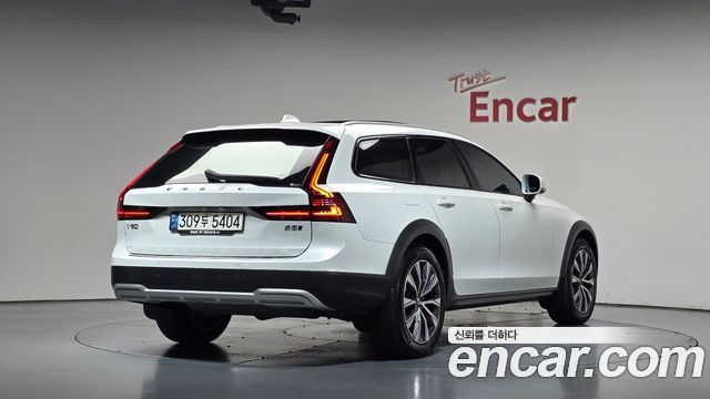 Volvo V90 Cross Country B5 Pro AWD 2021 — фото 2