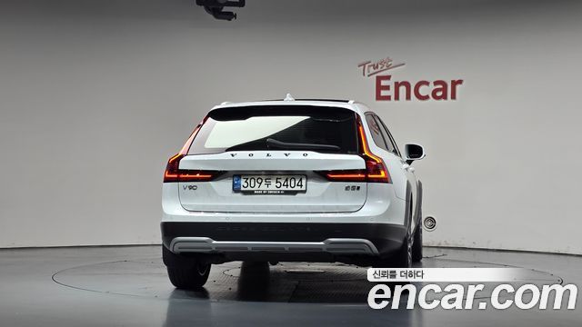 Volvo V90 Cross Country B5 Pro AWD 2021 — фото 4