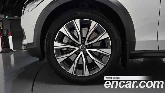 Volvo V90 Cross Country B5 Pro AWD 2021 — фото 5