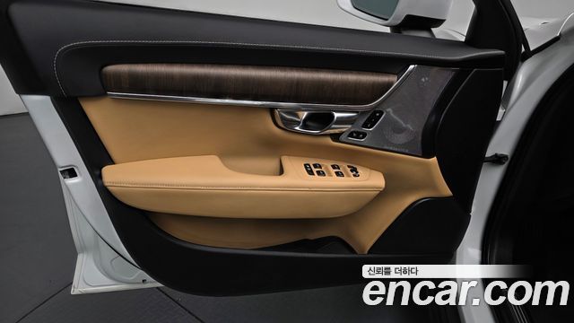 Volvo V90 Cross Country B5 Pro AWD 2021 — фото 24