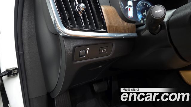 Volvo V90 Cross Country B5 Pro AWD 2021 — фото 30