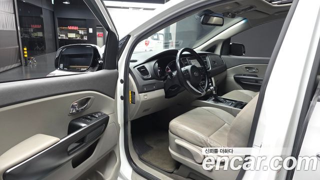 Kia Carnival 9-seater Luxury 2017 — фото 10