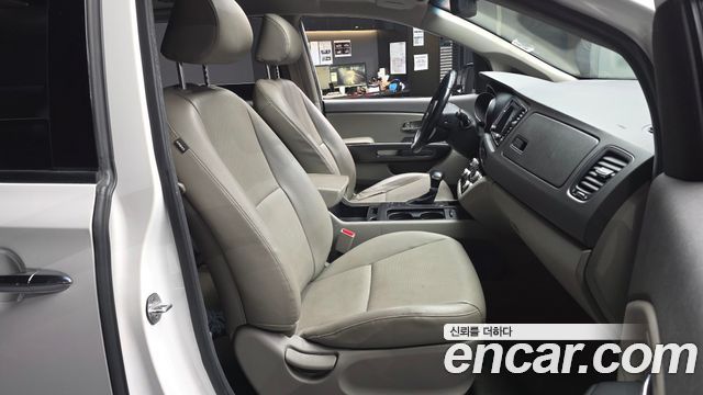 Kia Carnival 9-seater Luxury 2017 — фото 11