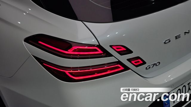 Genesis G70 Shooting Brake Gasoline 2.0T 2WD 2023 — фото 29