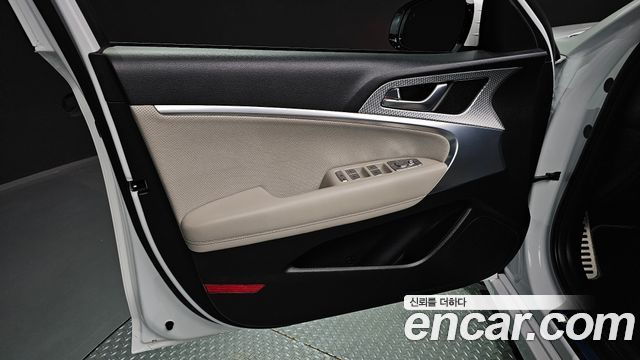 Genesis G70 Shooting Brake Gasoline 2.0T 2WD 2023 — фото 30