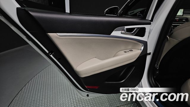Genesis G70 Shooting Brake Gasoline 2.0T 2WD 2023 — фото 31