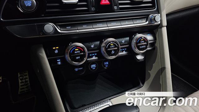 Genesis G70 Shooting Brake Gasoline 2.0T 2WD 2023 — фото 33