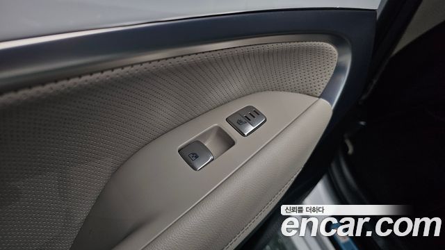 Genesis G70 Shooting Brake Gasoline 2.0T 2WD 2023 — фото 37