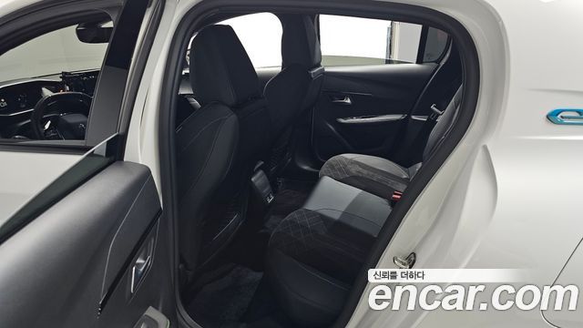 Peugeot e-208 (II) GT 2023 — фото 11