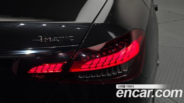 Mercedes-Benz E-Class (W213) E220d 4MATIC AMG Line 2022 — фото 23