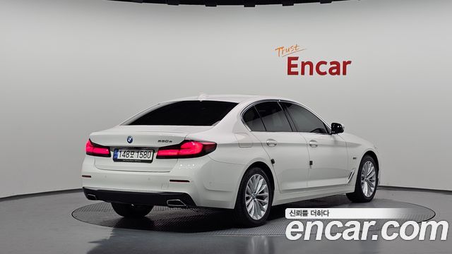 BMW 5 Series (G30) 530e Luxury 2022 — фото 2