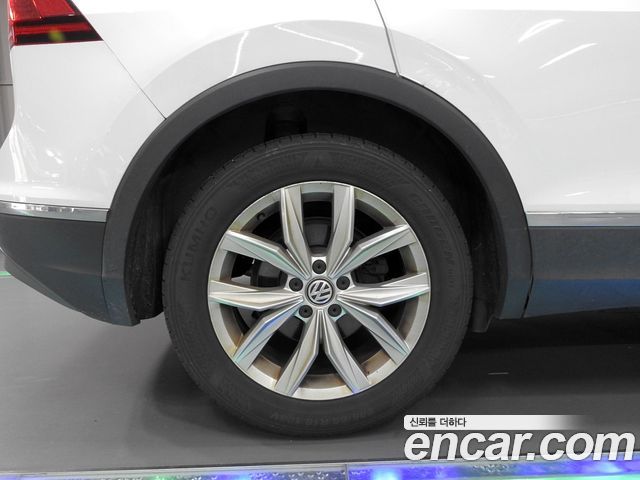 Volkswagen Tiguan (II) 2.0 TDI Premium 2020 — фото 5