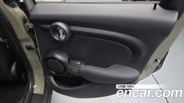 MINI Cooper 5Door Standard 3rd 2020 — фото 25