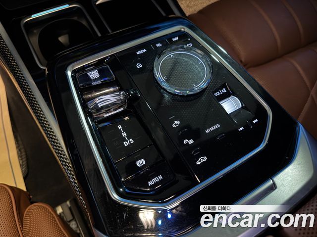 BMW 7 Series (G70) 750e xDrive M Sport 2024 — фото 9
