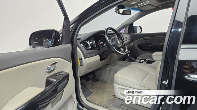 Kia Carnival 9-seater Prestige 2017 — фото 10
