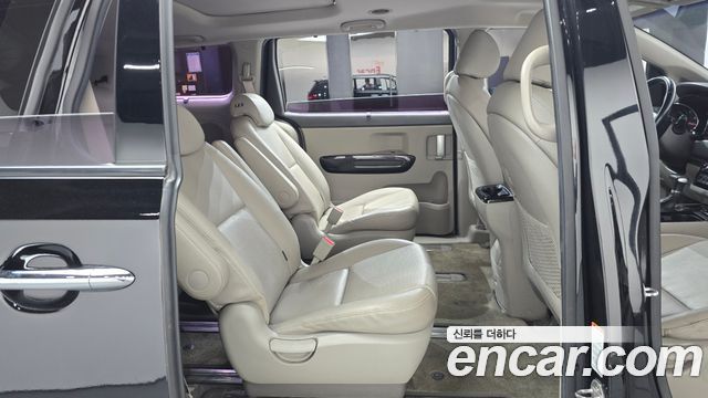 Kia Carnival 9-seater Prestige 2017 — фото 11