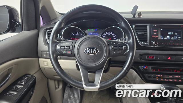 Kia Carnival 9-seater Prestige 2017 — фото 12