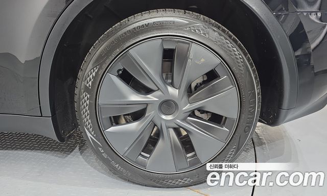 Tesla Model Y Long Range AWD 2024 — фото 21