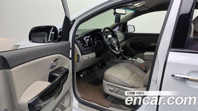 Kia Carnival 9-seater Prestige 2017 — фото 10