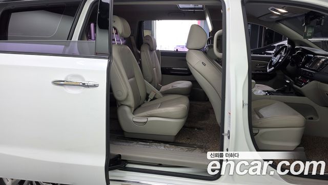 Kia Carnival 9-seater Prestige 2017 — фото 12