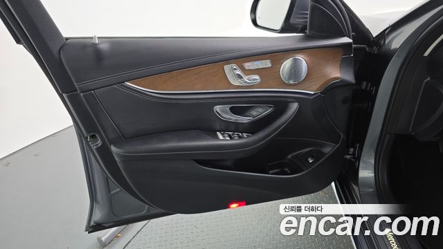 Mercedes-Benz E-Class (W213) E300 4MATIC Exclusive 2018 — фото 24