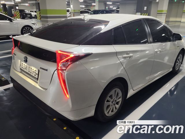 Toyota Prius (IV) 1.8 E 2016 — фото 2