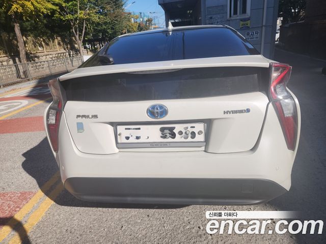 Toyota Prius (IV) 1.8 E 2016 — фото 4