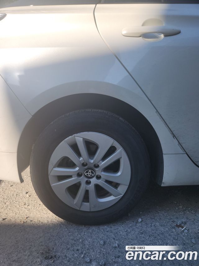 Toyota Prius (IV) 1.8 E 2016 — фото 5