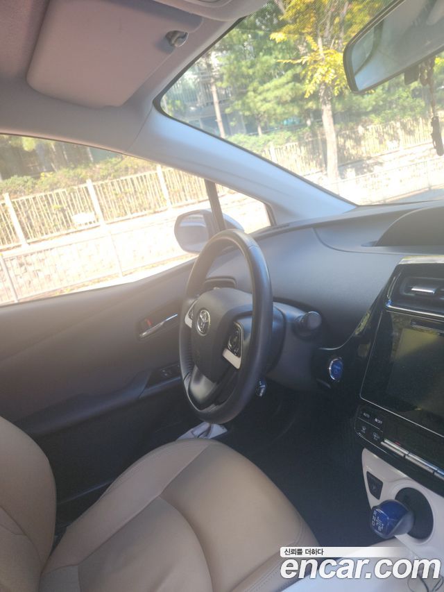 Toyota Prius (IV) 1.8 E 2016 — фото 6