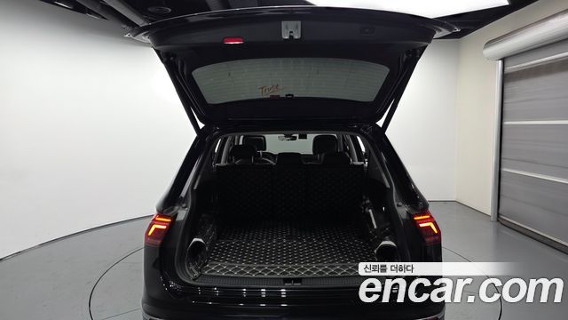 Volkswagen Tiguan Allspace 2.0 TSI Prestige 2024 — фото 20