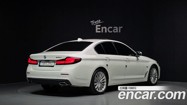 BMW 5 Series (G30) 530e Luxury 2023 — фото 2