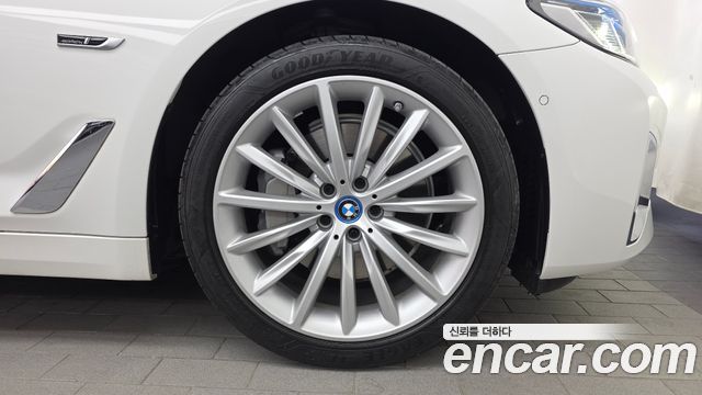 BMW 5 Series (G30) 530e Luxury 2023 — фото 27