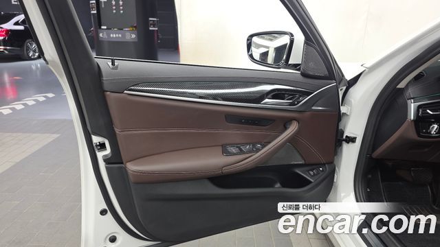 BMW 5 Series (G30) 530e Luxury 2023 — фото 30