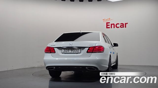 Mercedes-Benz E-Class (W212) E220 Bluetec Avantgarde Sport 2016 — фото 4