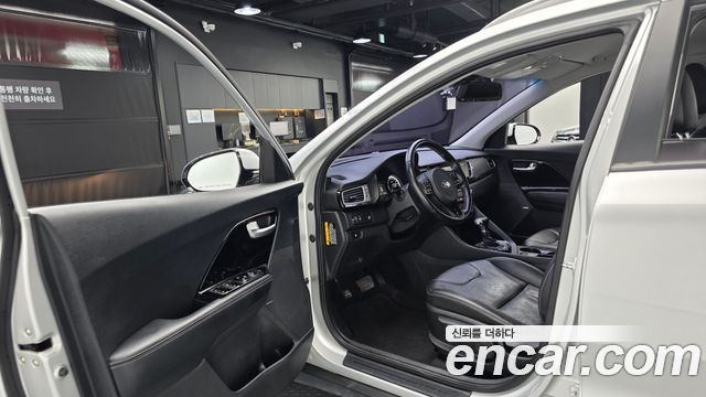 Kia Niro Prestige 2017 — фото 10