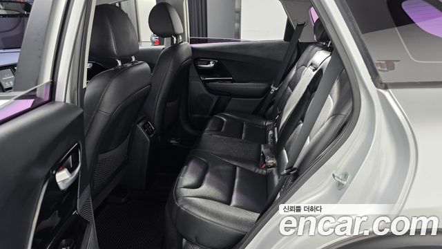 Kia Niro Prestige 2017 — фото 12