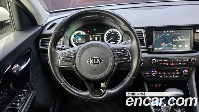 Kia Niro Prestige 2017 — фото 13