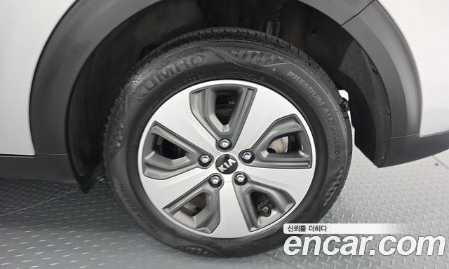 Kia Niro Prestige 2017 — фото 21