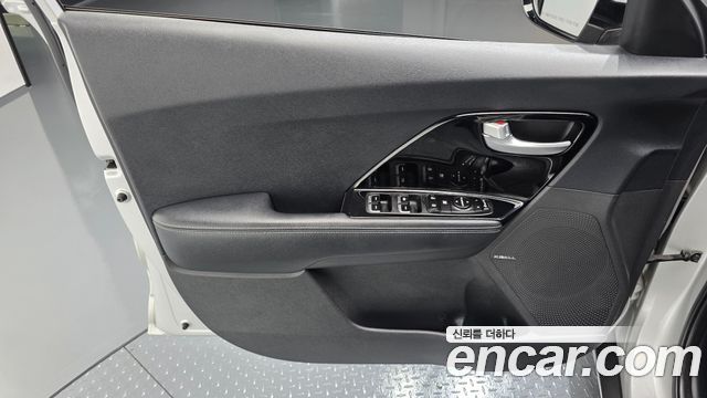 Kia Niro Prestige 2017 — фото 24