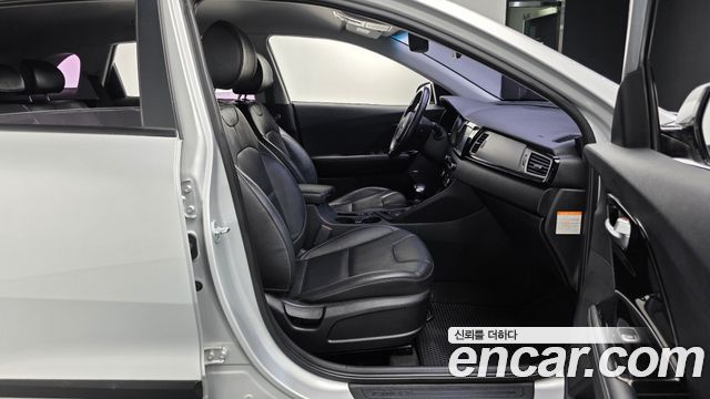 Kia Niro Prestige 2017 — фото 26