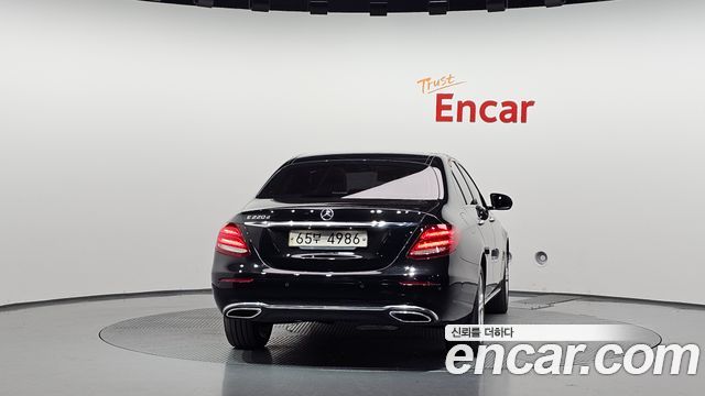 Mercedes-Benz E-Class (W213) E220d Avantgarde 2018 — фото 4