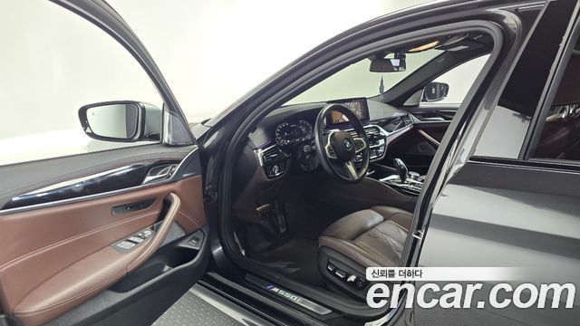 BMW 5 Series (G30) M550i xDrive 2021 — фото 10